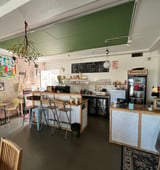 Café i Kolind med fuldt inventar, varelager og klar drift fra dag ét
