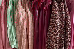 Varelager med tøj, sko og accessories