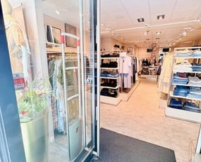 Velkørende tøjbutik med webshop og kendte brands