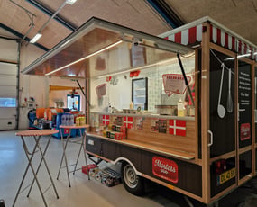 2 foodtrailere og en Golf Van med træk. Masser af udstyr top moderne og velholdt