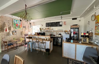 Café i Kolind med fuldt inventar, varelager og klar drift fra dag ét