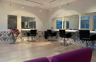 Stor salon centralt i Holte - Salonen er ca 65 m2 - Til salg
