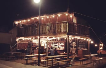Guerilla Køkkenets Container restaurant fra " det fedtede hjørne "  i Hornbæk.