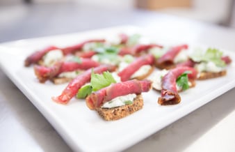 Hyggelig smørrebrødscafe belligende i velbesøgt indkøbscenter