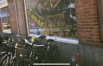 Cykelbutik med værksted til afståelse med en stigende omsætning - Der kommer i gennemsnit 8-10.000 cykler forbi om dagen.