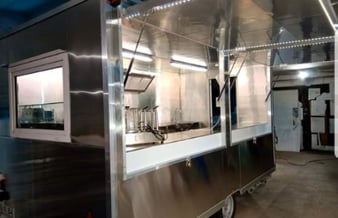 Helt ny foodtruck beklædt med folie i rustfrit aluminium til salg