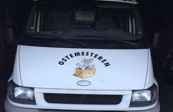Ostebil med fast rute og torveplads