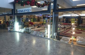 Gaveshop, husartikler & tæpper - Daglig omsætning ligger på ca: 4-4.600,- kr. - Vollsmose Torv - Til salg