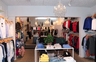 Tøjbutik med fokus på damemode i Grenaa centrum - Løn til ejer og overskud på ca. 540.000 kr.