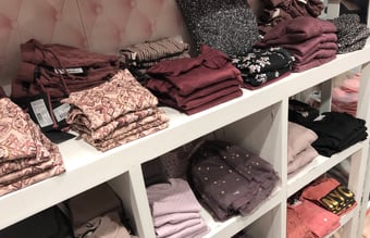 Attraktiv børnetøjsforretning med webshop - 4 mio kr. i omsætning - eksklusive indkøbsaftaler