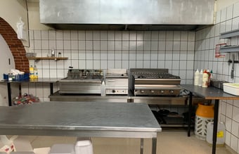 Restaurant og pizzeria med plads til 37 gæster til salg - Ejer tjener ca. 90.000 kr. mnd