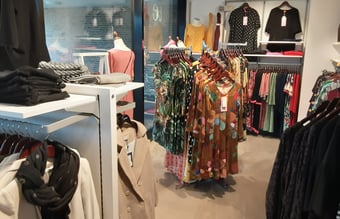 Kate K - Populær dametøj forretning i Silkeborg med 143 m2 sælges - Overskud på 275.000 kr.