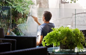 Rengørings- og vinduespoleringsvirksomhed - Omsætning ca. 11 mio kr. - Driftsresultat ca. 650.000 kr.