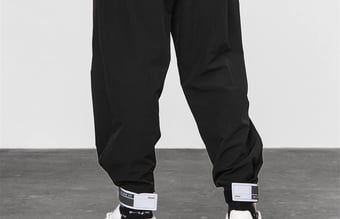 Varerlager street wear til mænd med varelageret bestående af sort T-shirts med logo