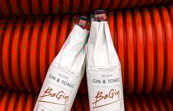 Overtagelse af drikkeklart gin & tonic koncept 