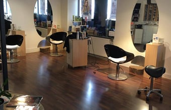 Kan købes, Selvstændig Frisør søges, investor, udlejning af lokaler, massage fys, eller lign.