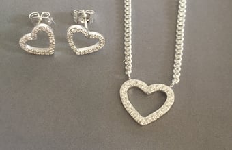 Smykkevirksomhed med meget spændende nichekoncept og med indtjening fra dag 1. Pris: Kr. 400.000 for 50 % af virksomheden inkl. varelager