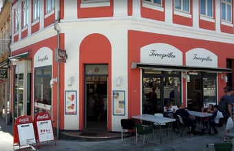 Velbeliggende grillbar på torvet i Svendborg