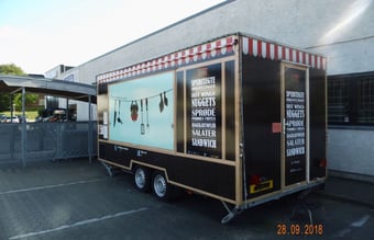 Salgsvogn med salg af spydstegte kyllinger, sandwich og lækker tilbehør