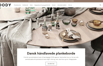 Woody Design – Webshop med plankeborde og bæredygtige designmøbler (dropshipping, ingen lager)