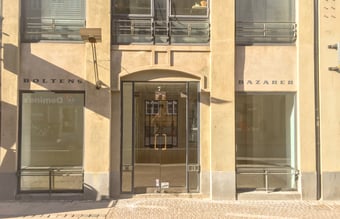 Afståelse af butikslokale ved Kongens Nytorv med flotteudstillingsvinduer og pæne facader