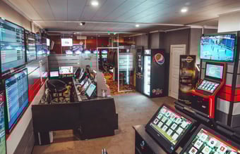 [AKUT SALG) Byens bedste Sportsbar med spillehal midt i Horsens 