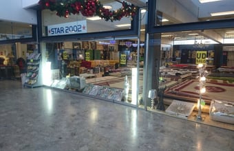 Gaveshop, husartikler & tæpper - Daglig omsætning ligger på ca: 4-4.600,- kr. - Vollsmose Torv - Til salg