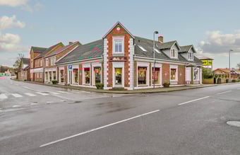 Ejendom/ Investeringsejendom: med butik/bolig/garager og lagerplads