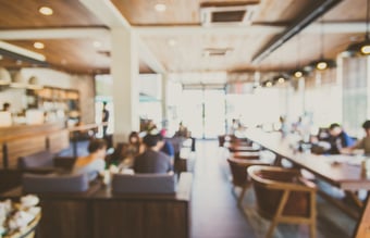 Hyggelig rustik restaurant med plads til ude servering om sommeren