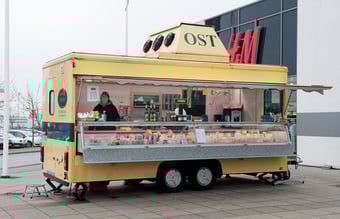 Stor salgstrailer med køl.