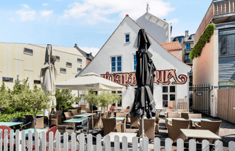 Nyrenoveret restaurant i gadens ældste hus på Amager - Afståelse