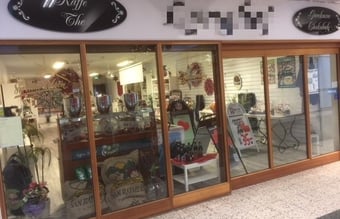 Gratis (der betales kun for inventar og evt. varelager.)   Specialforretning med kaffe, the, chokolade og delikatesser til salg