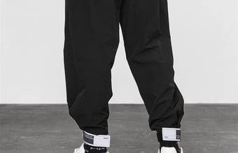 Varerlager street wear til mænd med varelageret bestående af sort T-shirts med logo