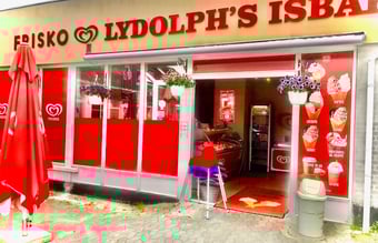 Isbar (sæson) til salg ligger på lille hyggelig gågade i Gilleleje. Butikken har eksisteret 25 år.