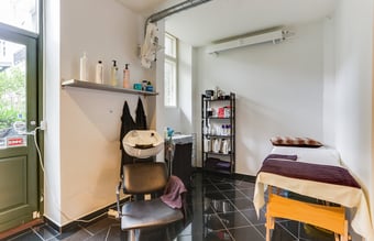 Nyrenoveret frisør salon med 4 stole - Holmbladsgade i København