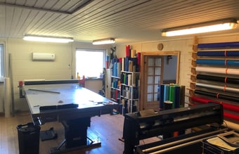 Skilte - Solfilm & Reklame virksomhed - Driftsresultat på 846.124 kr. - med tilhørende værksted og privat ejendom