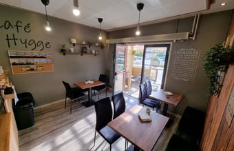Café Hygge - 51 m2 med 12 siddepladser - Smuk vegansk café i Horsens.
