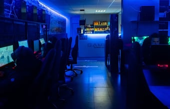 Nyistandsat netcafe i Vejle til salg - 30 kraftige gamer PC'er