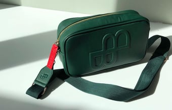 Stærkt taskebrand sælges - Omsætning april 22 - april 23: 29,500 DKK 