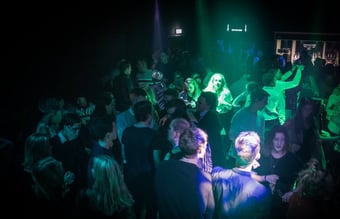 Natklub / Eventhus sælges - brutto areal på hele 530 m2 - 100 meter fra byens bus- og togstation.