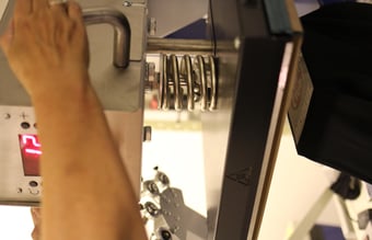 Veletableret tøj tryk virksomhed med faste kunder hver måned