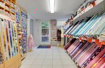 Lager + inventar til butik m. stof og sytilbehør