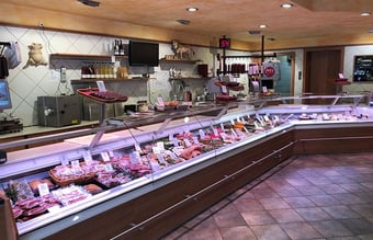 Anerkendt slagterbutik med mad-ud-af-huset i Nakskov. Omsætning i 17/18 på 3,439 mio. kr (ex. moms). God mulighed for slagter alene eller som et makkerskab ml. 2 slagtere eller slagter og kok. OBS. Ny pris. Reduceret med 300.000 kr.