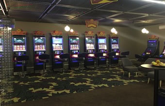 Attraktiv nyrenoveret spillehal midt i Århus med 75 spilleautomater