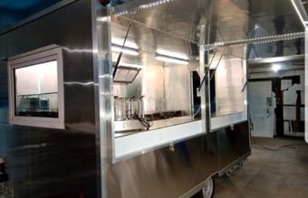 Helt ny foodtruck beklædt med folie i rustfrit aluminium til salg