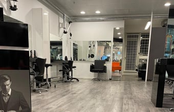 Unik frisørsalon i Hørsholm Midtpunkt med omsætning i 2021 på ca. kr. 3,2 mio. - Overskud til ejer på: 650.000 kr.