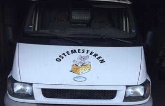 Ostebil med fast rute og torveplads