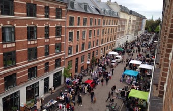 Velbesøgt Cafe i hotte Jægesborggade til afståelse