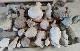 Betonstøbning af over 150 forskellige figurer. 