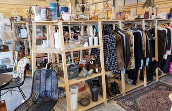 Salg af varelager med tøj, sko accessories samt 1000 kvm inventar fra reol marked og outlet butik. 